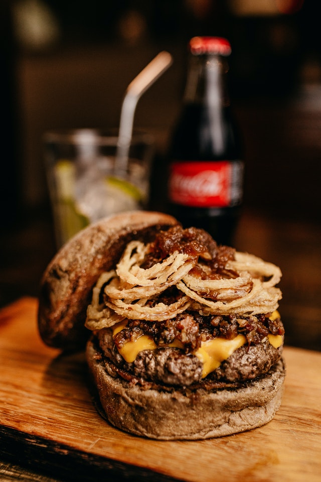 burger-sandwich-and-cola-on-wooden-surface-2983104.jpg